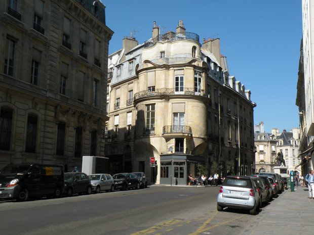  Immeuble aux formes arrondies, rue Croix des petits-Champs